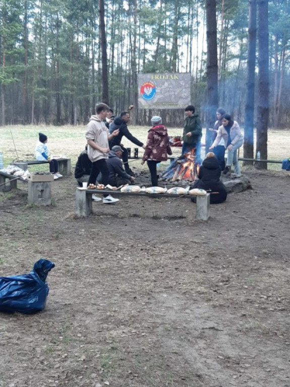 W Czarnieckiej Górze sprzątali rzekę Czarną. Pomogli goście z Ukrainy [zdjęcia]