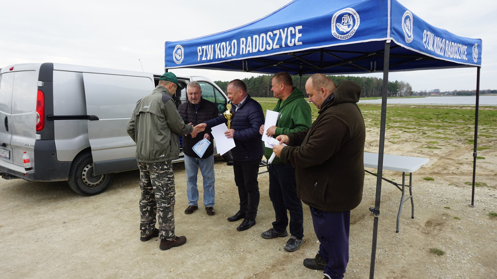 Rywalizowali o Puchar Burmistrza Miasta i Gminy Radoszyce. Zawody wędkarskie nad zalewem Antoniów [zdjęcia]