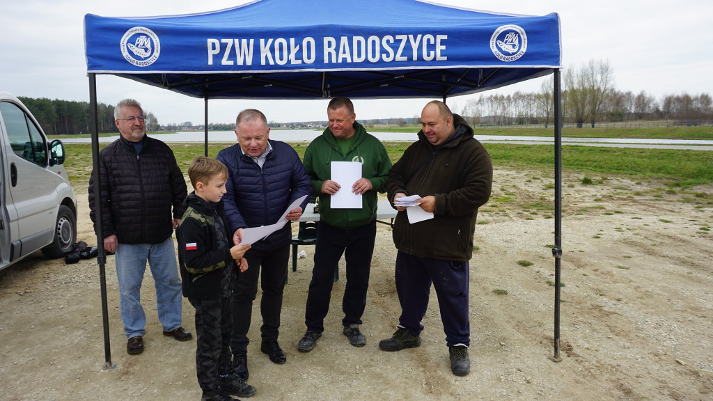 Rywalizowali o Puchar Burmistrza Miasta i Gminy Radoszyce. Zawody wędkarskie nad zalewem Antoniów [zdjęcia]