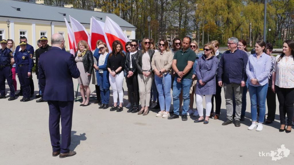 Rozwinęli dwudziestometrową flagę Polski! Dzień Flagi w Końskich [wideo, zdjęcia]