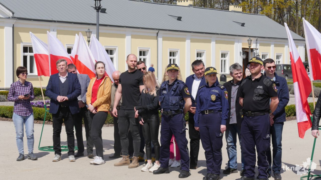 Rozwinęli dwudziestometrową flagę Polski! Dzień Flagi w Końskich [wideo, zdjęcia]