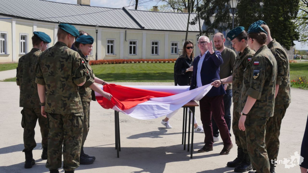Rozwinęli dwudziestometrową flagę Polski! Dzień Flagi w Końskich [wideo, zdjęcia]