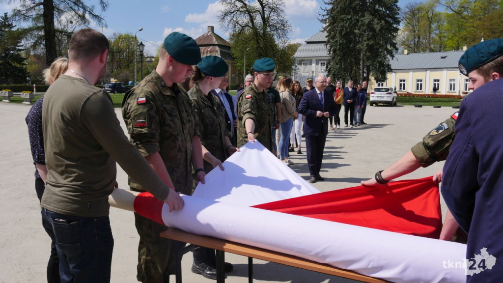Rozwinęli dwudziestometrową flagę Polski! Dzień Flagi w Końskich [wideo, zdjęcia]