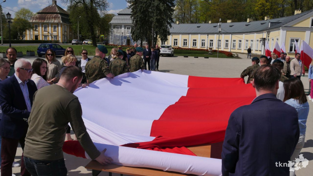 Rozwinęli dwudziestometrową flagę Polski! Dzień Flagi w Końskich [wideo, zdjęcia]