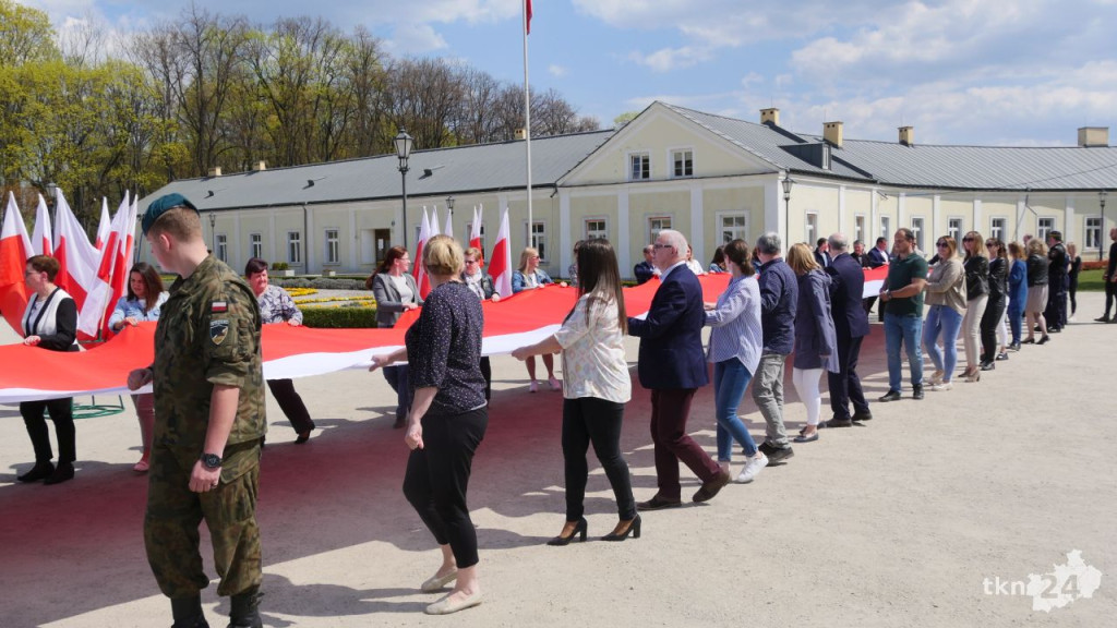 Rozwinęli dwudziestometrową flagę Polski! Dzień Flagi w Końskich [wideo, zdjęcia]