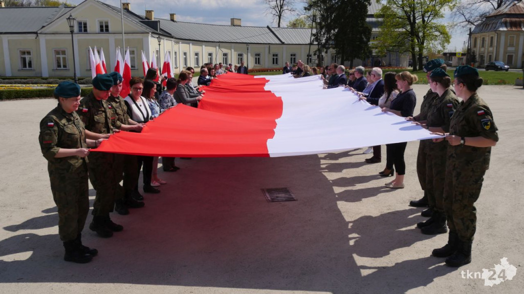 Rozwinęli dwudziestometrową flagę Polski! Dzień Flagi w Końskich [wideo, zdjęcia]