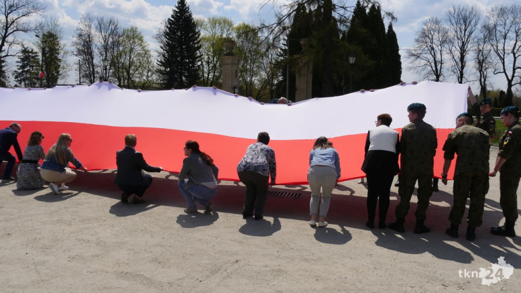 Rozwinęli dwudziestometrową flagę Polski! Dzień Flagi w Końskich [wideo, zdjęcia]