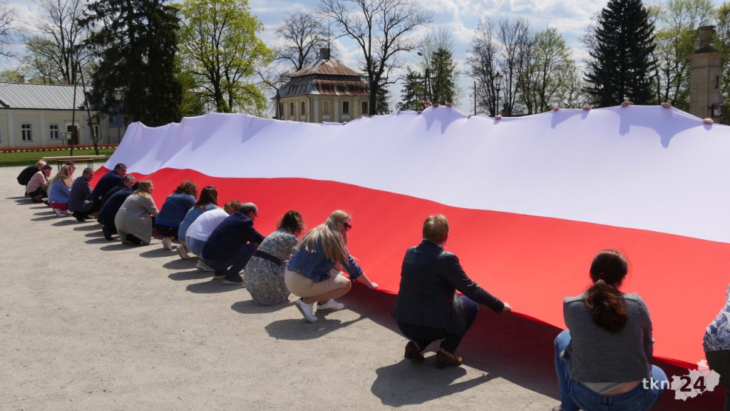 Rozwinęli dwudziestometrową flagę Polski! Dzień Flagi w Końskich [wideo, zdjęcia]