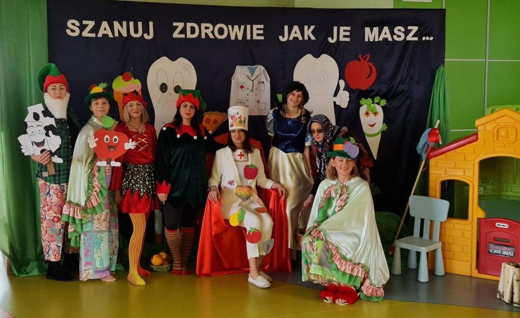 `Szanuj zdrowie jak je masz, bo o różne bzdury dbasz`. Przedstawieni profilaktyczne w Przedszkolu w Smykowie [zdjęcia]