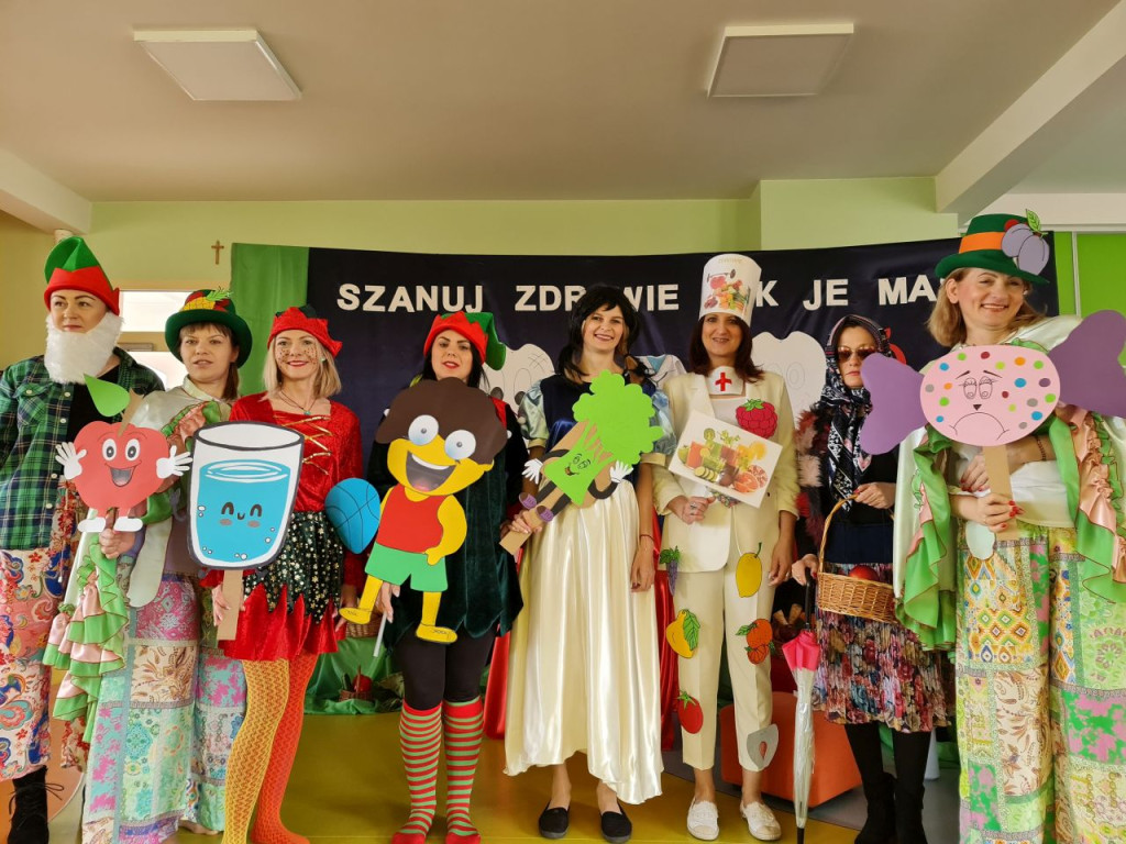 `Szanuj zdrowie jak je masz, bo o różne bzdury dbasz`. Przedstawieni profilaktyczne w Przedszkolu w Smykowie [zdjęcia]