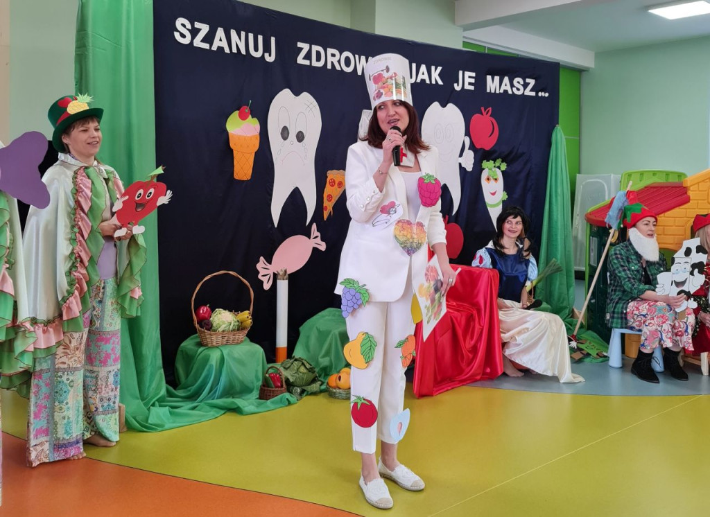 `Szanuj zdrowie jak je masz, bo o różne bzdury dbasz`. Przedstawieni profilaktyczne w Przedszkolu w Smykowie [zdjęcia]