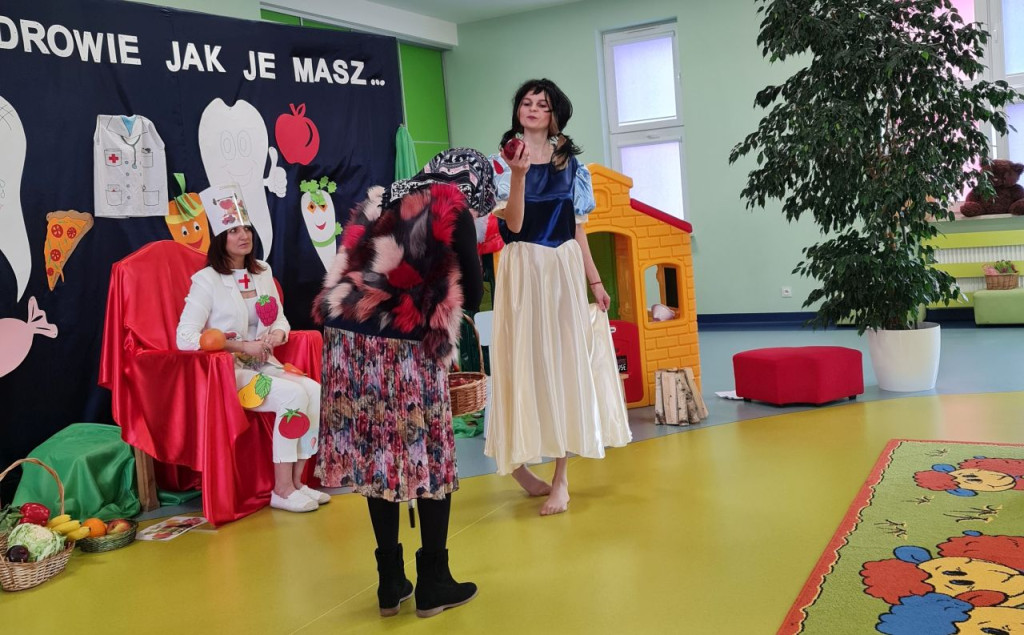 `Szanuj zdrowie jak je masz, bo o różne bzdury dbasz`. Przedstawieni profilaktyczne w Przedszkolu w Smykowie [zdjęcia]