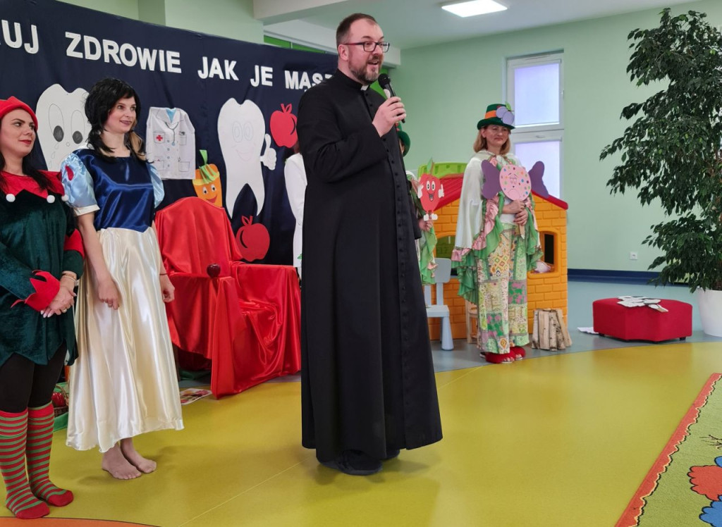 `Szanuj zdrowie jak je masz, bo o różne bzdury dbasz`. Przedstawieni profilaktyczne w Przedszkolu w Smykowie [zdjęcia]