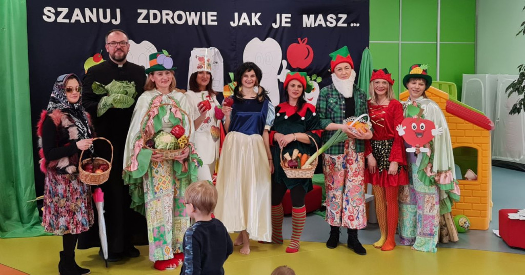 `Szanuj zdrowie jak je masz, bo o różne bzdury dbasz`. Przedstawieni profilaktyczne w Przedszkolu w Smykowie [zdjęcia]
