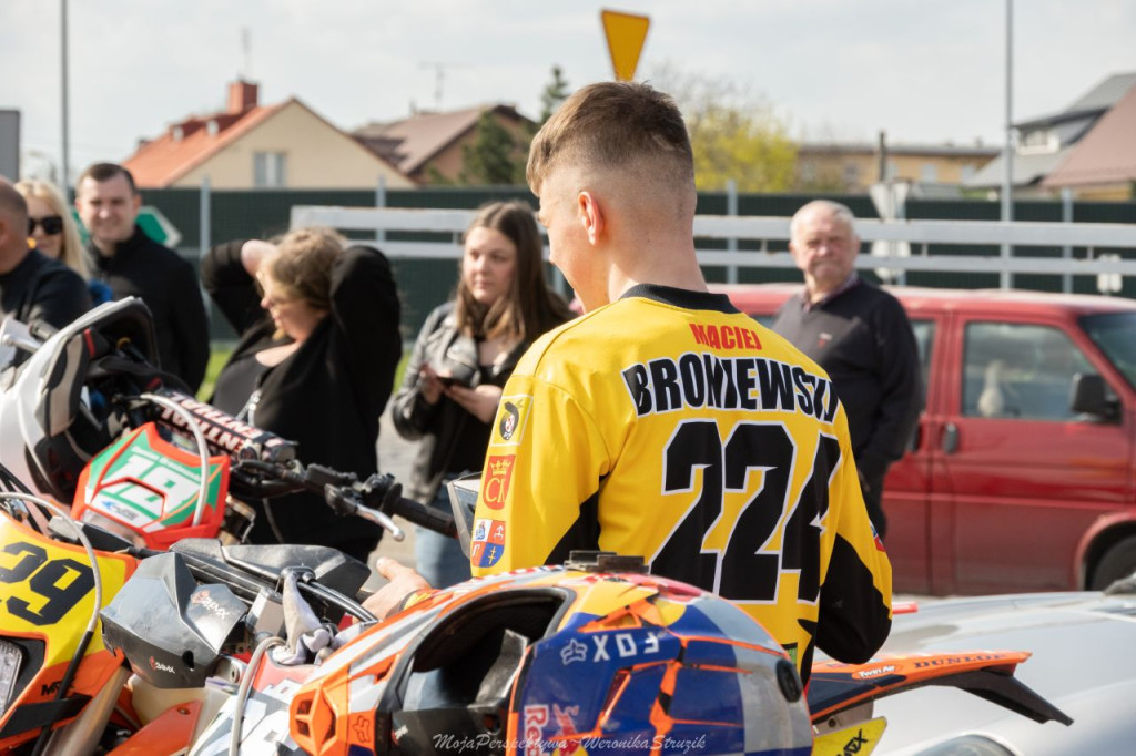 Zbierali pieniądze dla braci Broniewskich! Spot motoryzacyjny w Końskich [zdjęcia, wideo]