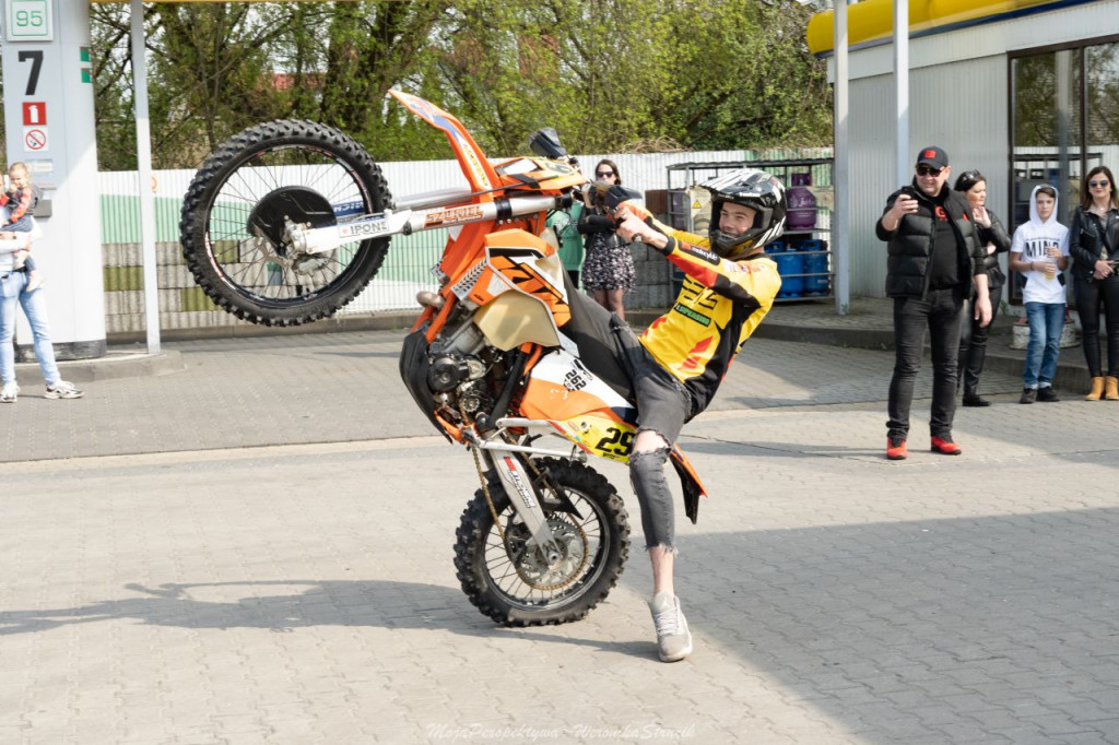 Zbierali pieniądze dla braci Broniewskich! Spot motoryzacyjny w Końskich [zdjęcia, wideo]