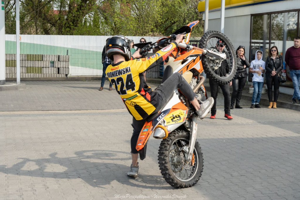 Zbierali pieniądze dla braci Broniewskich! Spot motoryzacyjny w Końskich [zdjęcia, wideo]