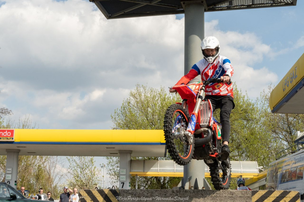 Zbierali pieniądze dla braci Broniewskich! Spot motoryzacyjny w Końskich [zdjęcia, wideo]