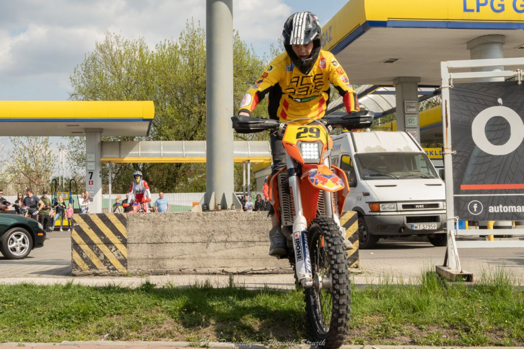 Zbierali pieniądze dla braci Broniewskich! Spot motoryzacyjny w Końskich [zdjęcia, wideo]