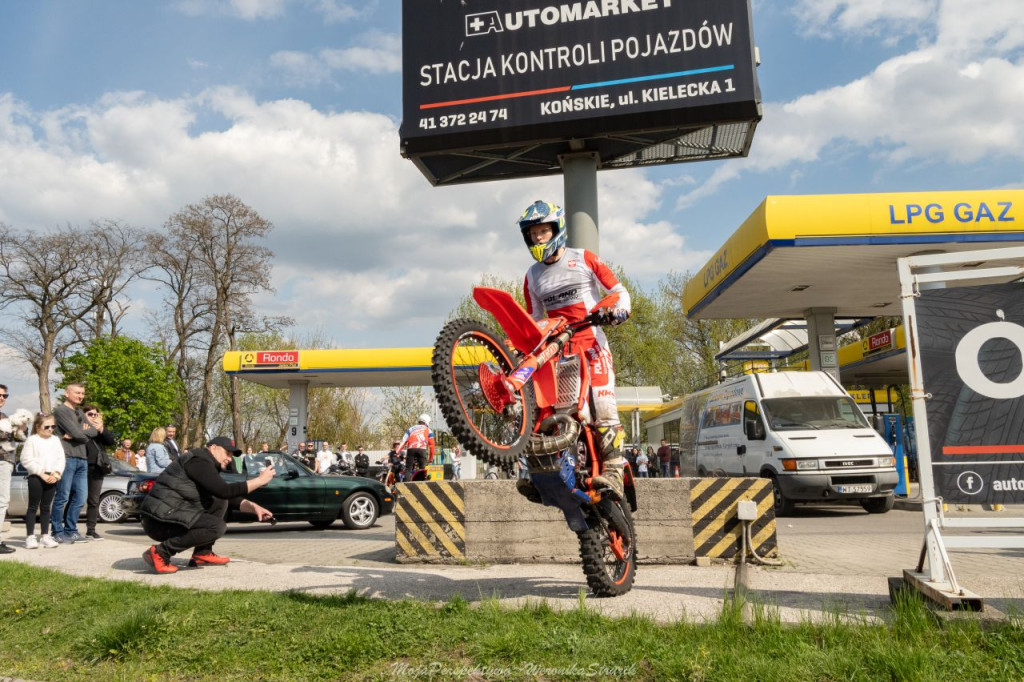 Zbierali pieniądze dla braci Broniewskich! Spot motoryzacyjny w Końskich [zdjęcia, wideo]
