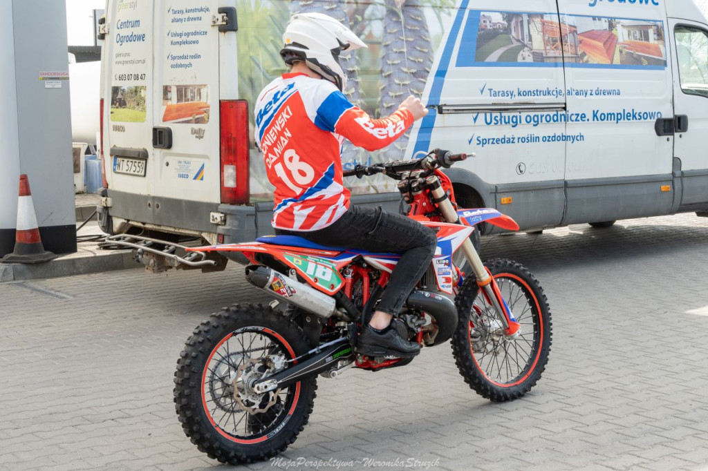 Zbierali pieniądze dla braci Broniewskich! Spot motoryzacyjny w Końskich [zdjęcia, wideo]