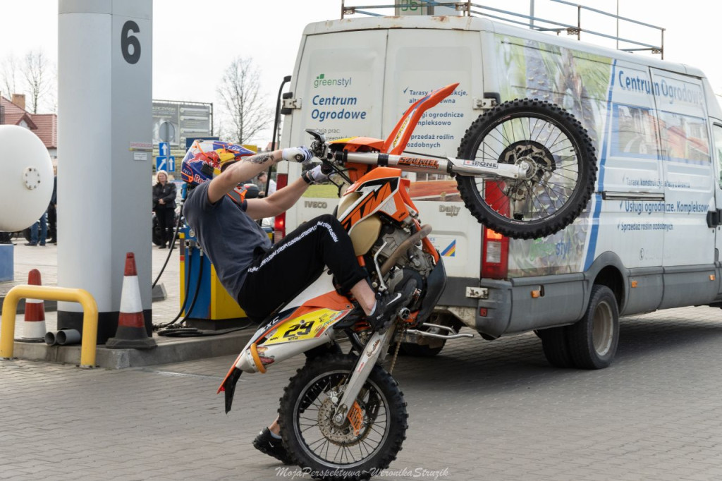 Zbierali pieniądze dla braci Broniewskich! Spot motoryzacyjny w Końskich [zdjęcia, wideo]