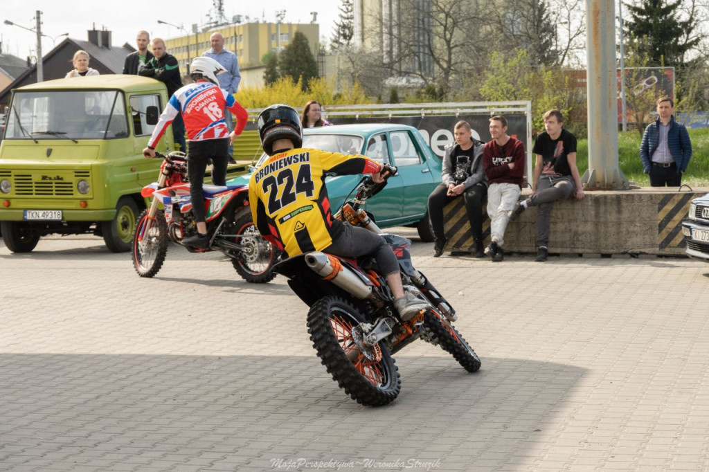Zbierali pieniądze dla braci Broniewskich! Spot motoryzacyjny w Końskich [zdjęcia, wideo]