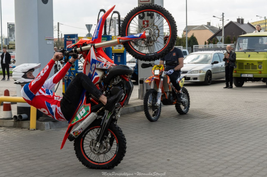 Zbierali pieniądze dla braci Broniewskich! Spot motoryzacyjny w Końskich [zdjęcia, wideo]