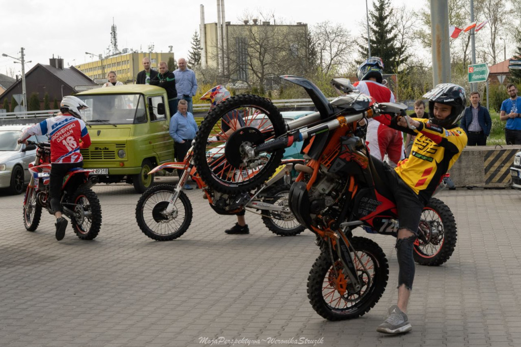 Zbierali pieniądze dla braci Broniewskich! Spot motoryzacyjny w Końskich [zdjęcia, wideo]