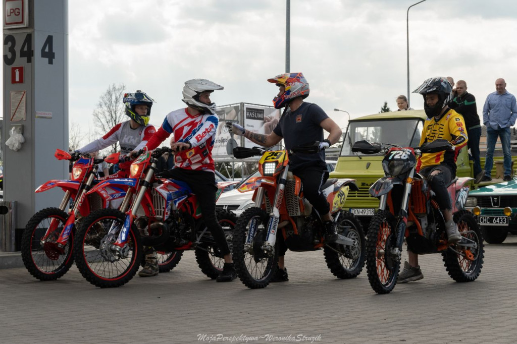 Zbierali pieniądze dla braci Broniewskich! Spot motoryzacyjny w Końskich [zdjęcia, wideo]