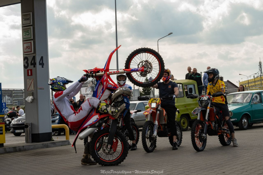 Zbierali pieniądze dla braci Broniewskich! Spot motoryzacyjny w Końskich [zdjęcia, wideo]