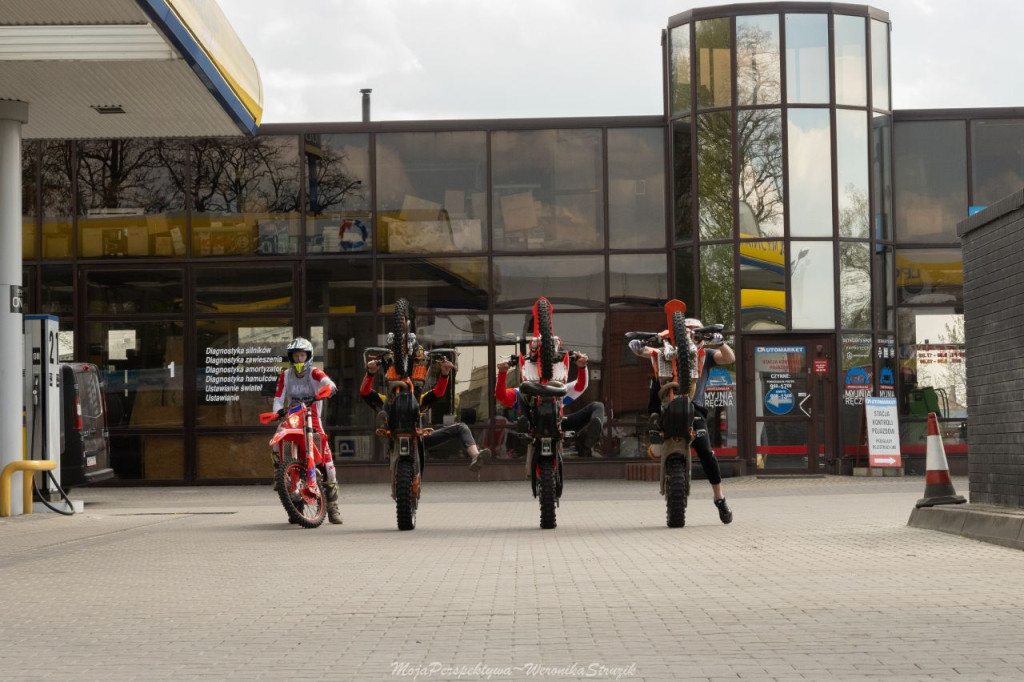 Zbierali pieniądze dla braci Broniewskich! Spot motoryzacyjny w Końskich [zdjęcia, wideo]