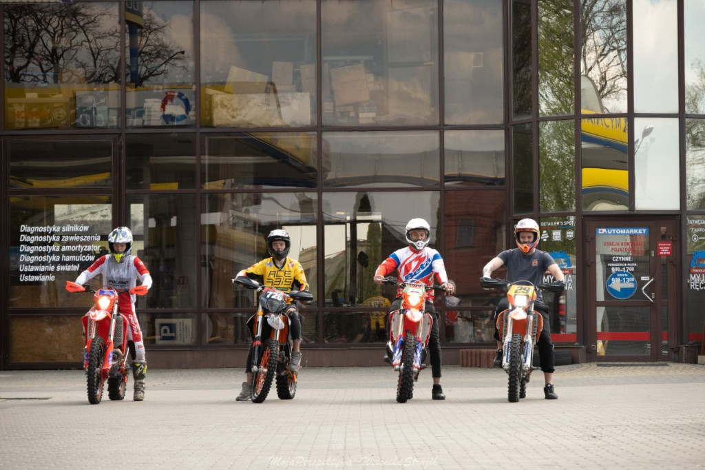 Zbierali pieniądze dla braci Broniewskich! Spot motoryzacyjny w Końskich [zdjęcia, wideo]