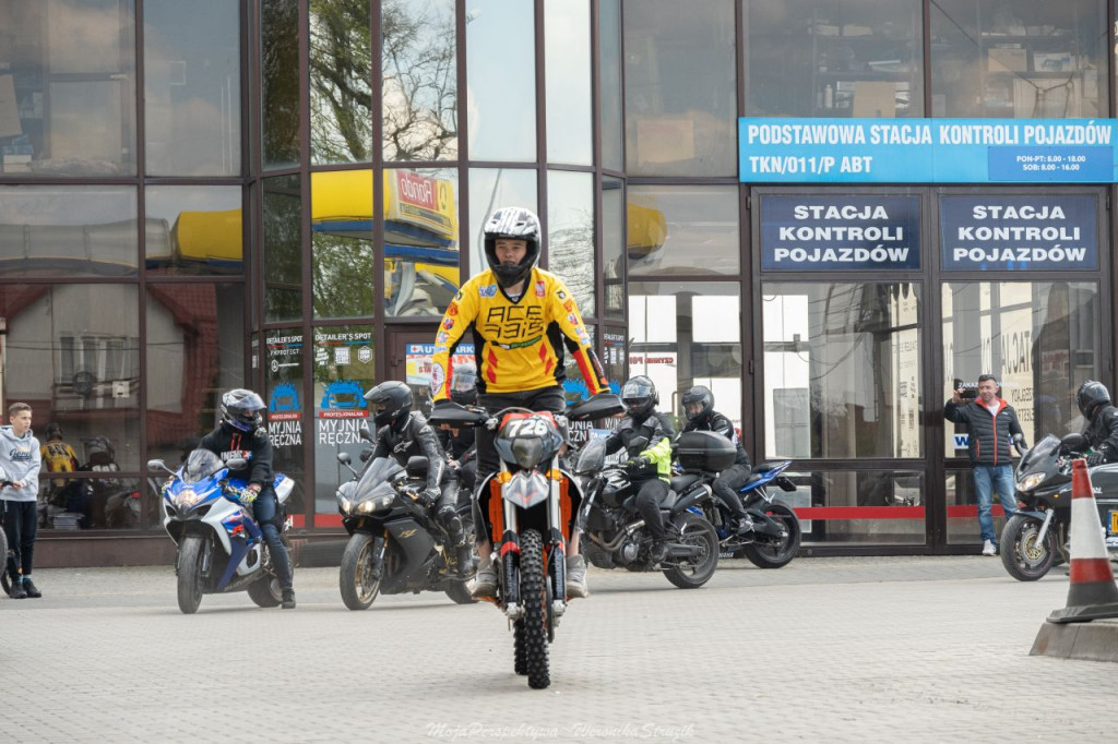 Zbierali pieniądze dla braci Broniewskich! Spot motoryzacyjny w Końskich [zdjęcia, wideo]