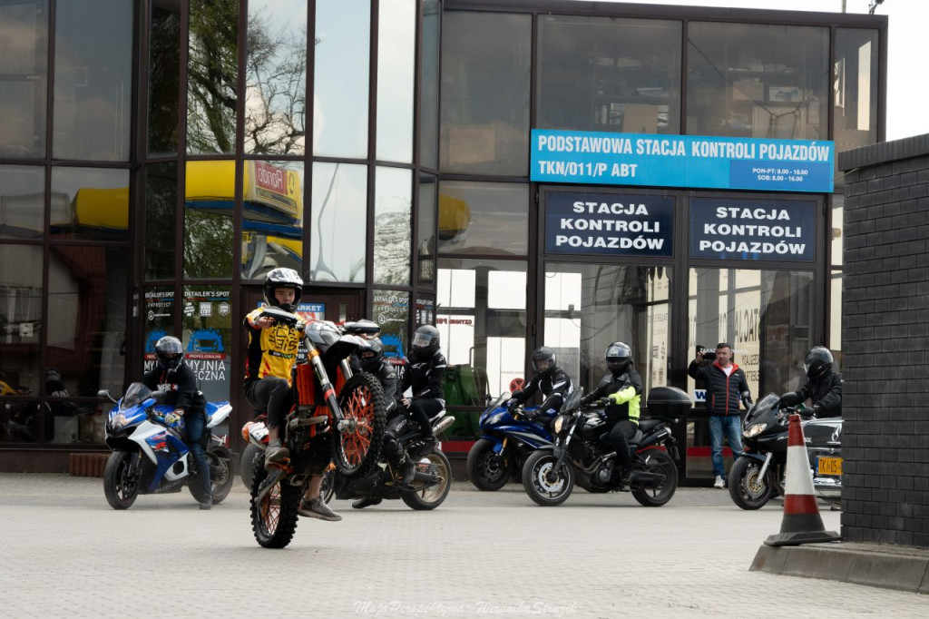Zbierali pieniądze dla braci Broniewskich! Spot motoryzacyjny w Końskich [zdjęcia, wideo]