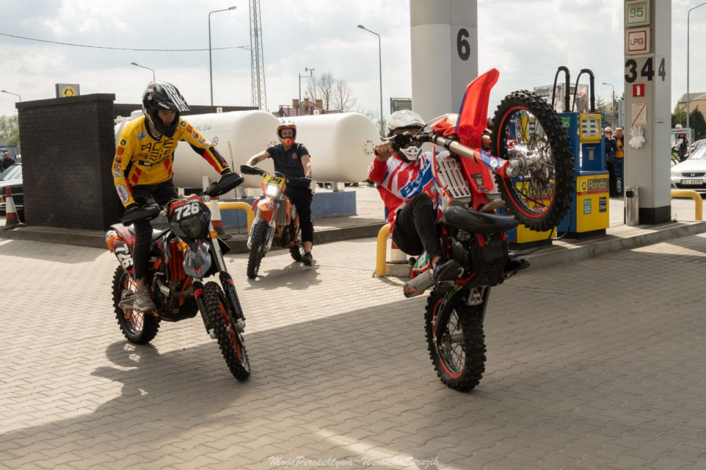 Zbierali pieniądze dla braci Broniewskich! Spot motoryzacyjny w Końskich [zdjęcia, wideo]