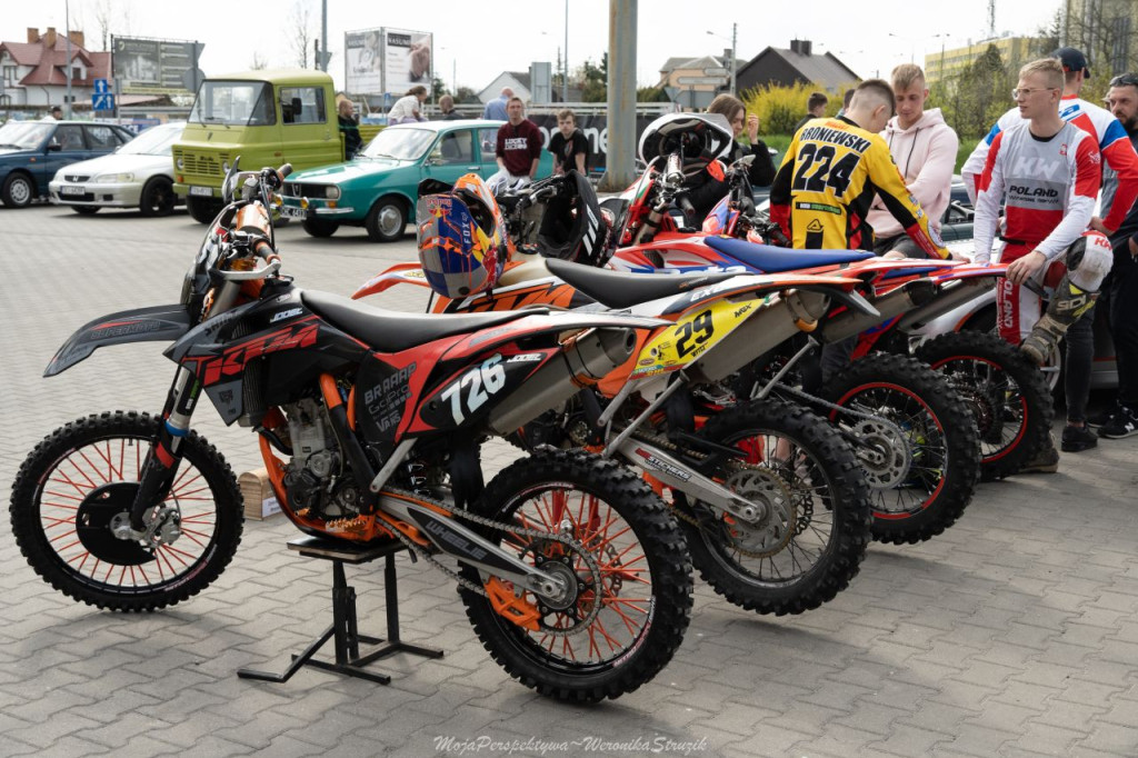 Zbierali pieniądze dla braci Broniewskich! Spot motoryzacyjny w Końskich [zdjęcia, wideo]