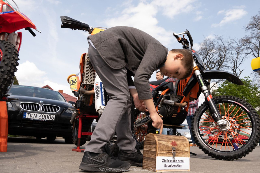 Zbierali pieniądze dla braci Broniewskich! Spot motoryzacyjny w Końskich [zdjęcia, wideo]