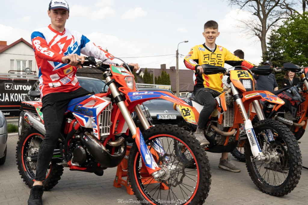 Zbierali pieniądze dla braci Broniewskich! Spot motoryzacyjny w Końskich [zdjęcia, wideo]
