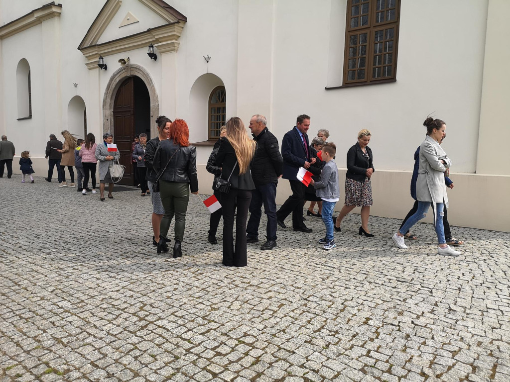 W Gowarczowie na 3 Maja rozdawali biało-czerwone flagi [zdjęcia]
