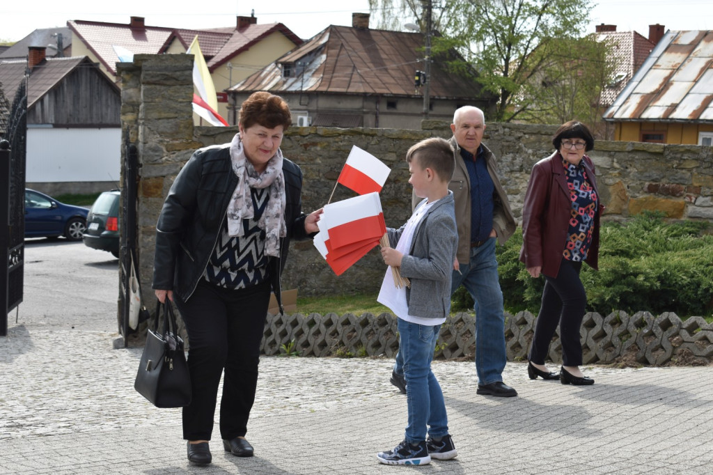 W Gowarczowie na 3 Maja rozdawali biało-czerwone flagi [zdjęcia]