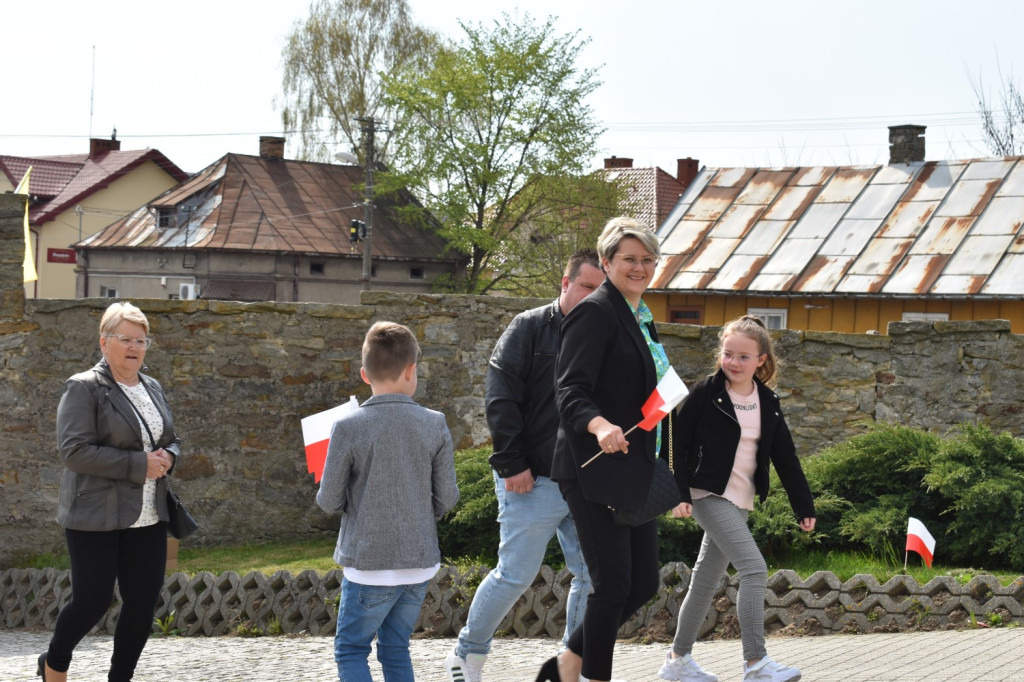 W Gowarczowie na 3 Maja rozdawali biało-czerwone flagi [zdjęcia]
