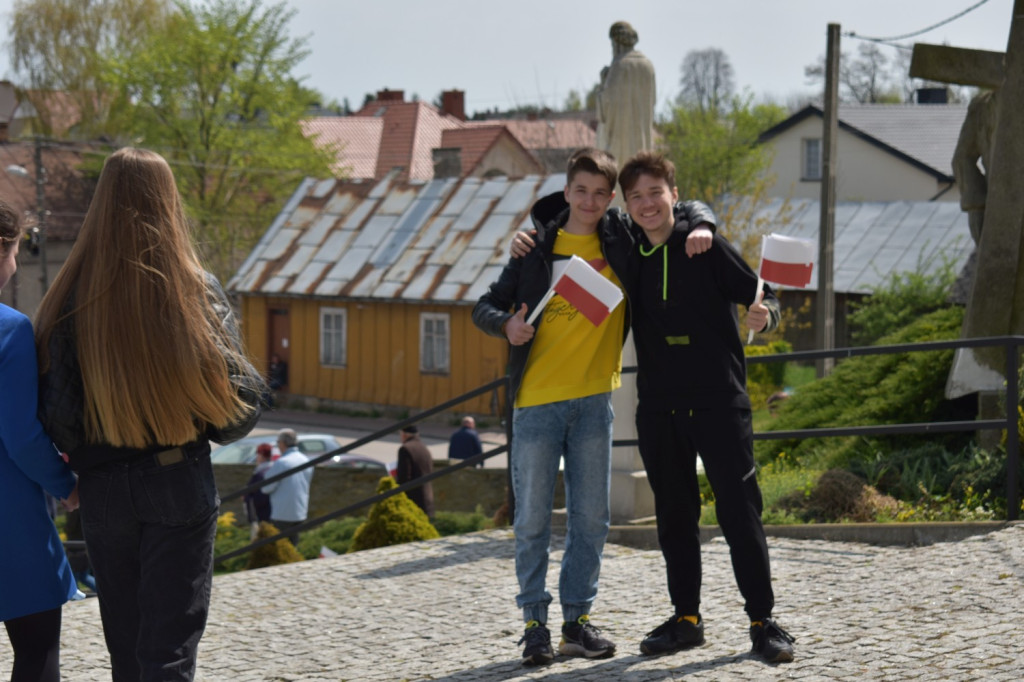 W Gowarczowie na 3 Maja rozdawali biało-czerwone flagi [zdjęcia]