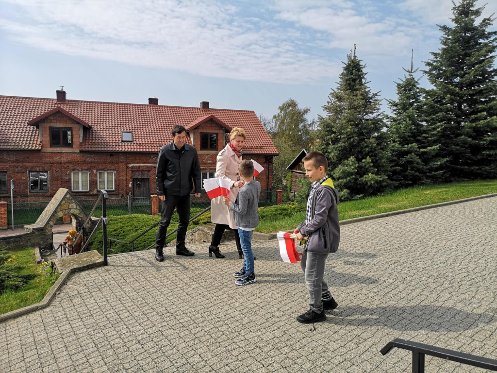 W Gowarczowie na 3 Maja rozdawali biało-czerwone flagi [zdjęcia]