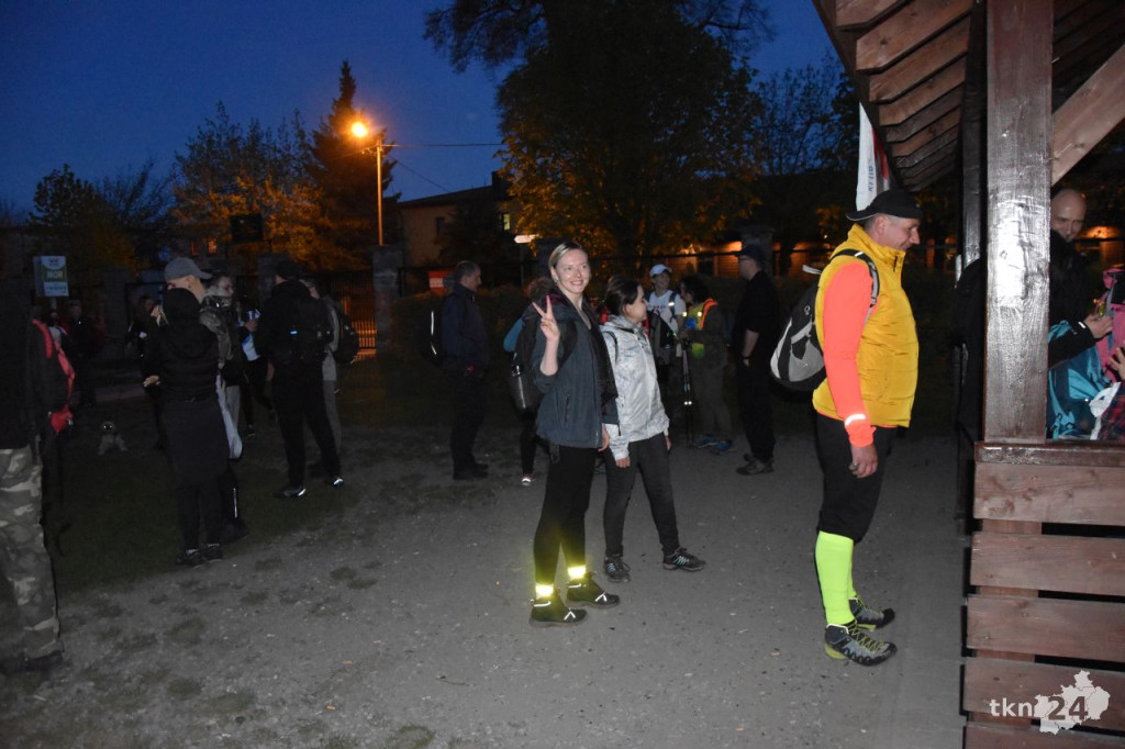 Piechurzy po raz 25 wyruszyli na trasę Nocnej Majówki [wideo, zdjęcia]