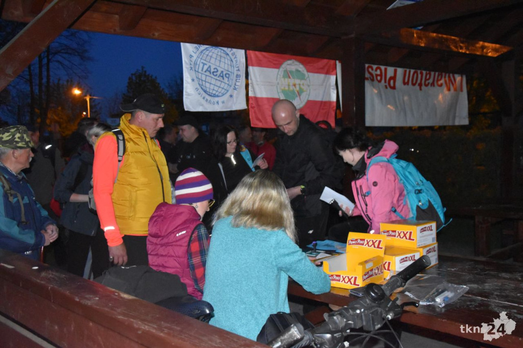 Piechurzy po raz 25 wyruszyli na trasę Nocnej Majówki [wideo, zdjęcia]