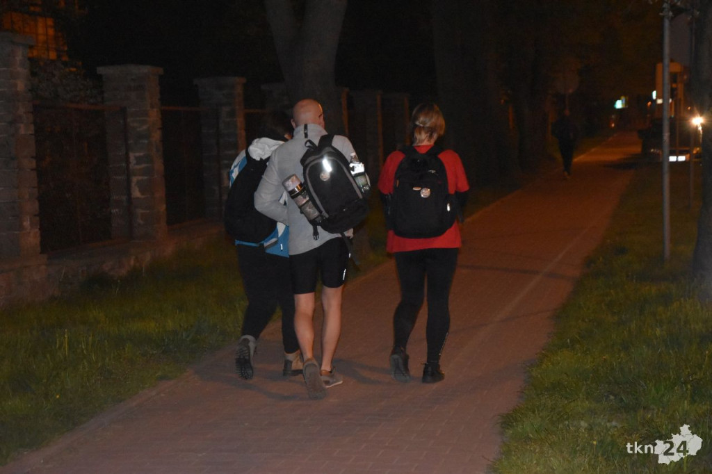 Piechurzy po raz 25 wyruszyli na trasę Nocnej Majówki [wideo, zdjęcia]