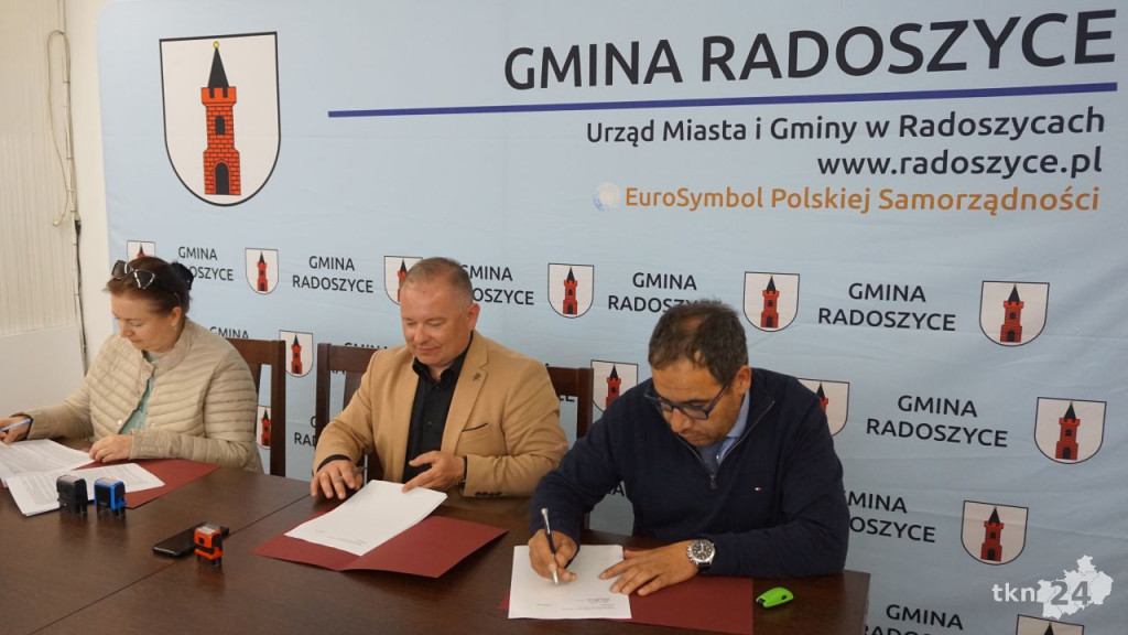 Radoszyce: Ruszają budowy sal gimnastycznych i termomodernizacje szkół! [wideo, zdjęcia]