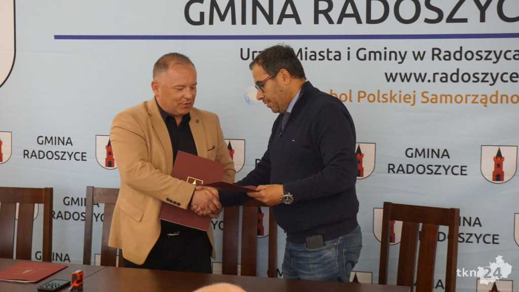 Radoszyce: Ruszają budowy sal gimnastycznych i termomodernizacje szkół! [wideo, zdjęcia]
