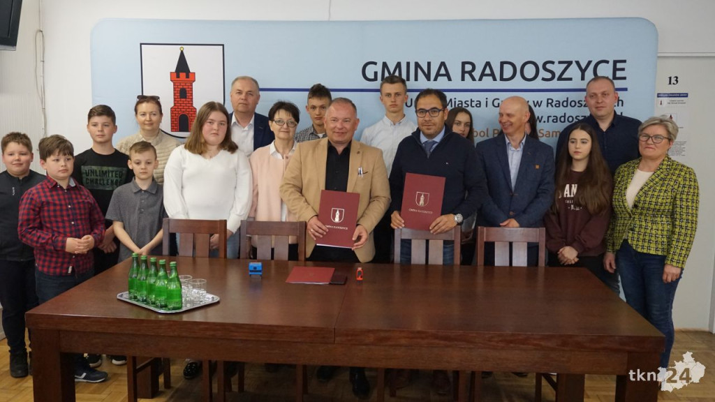 Radoszyce: Ruszają budowy sal gimnastycznych i termomodernizacje szkół! [wideo, zdjęcia]
